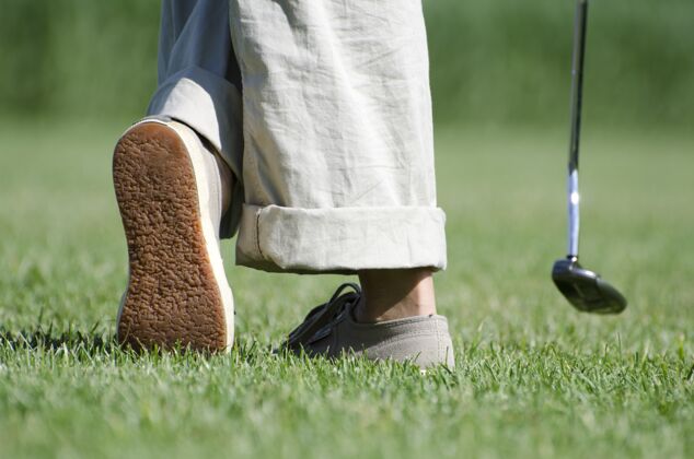 休闲一个人的腿在绿地上打高尔夫运动放松爱好
