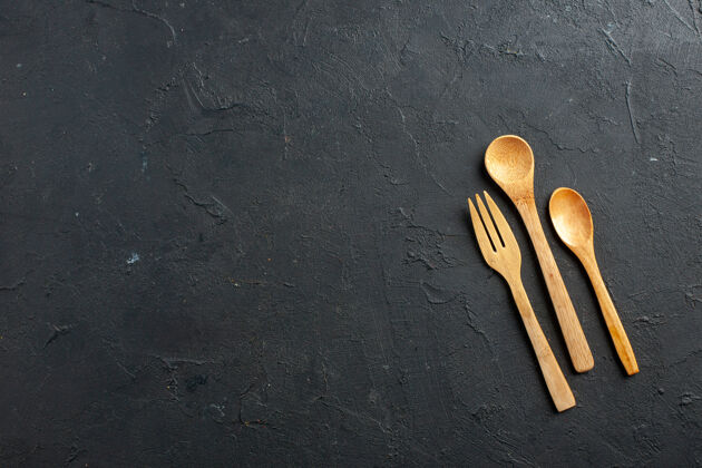 器具顶视图木叉和勺子在黑暗的桌子与自由空间食物叉子叉子和勺子