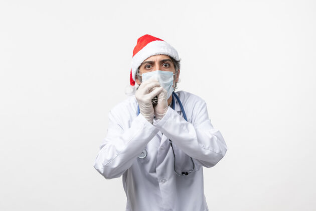 成人前视图男医生拿着白色地板上的锥形病毒健康病毒圣诞节实验室外套医生