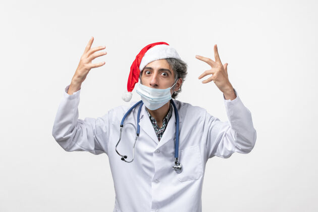 药品正面图白墙上戴着口罩的男医生柯维德新年假期病毒病毒男医生医生