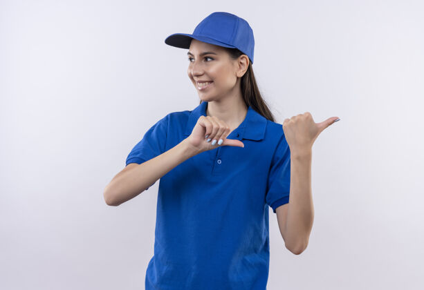 指向身穿蓝色制服 头戴鸭舌帽的年轻送货女 手指正对侧面帽子蓝色侧线