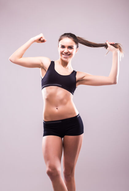 完美穿着运动服 双手放在臀部的健康女性健身健美运动身体