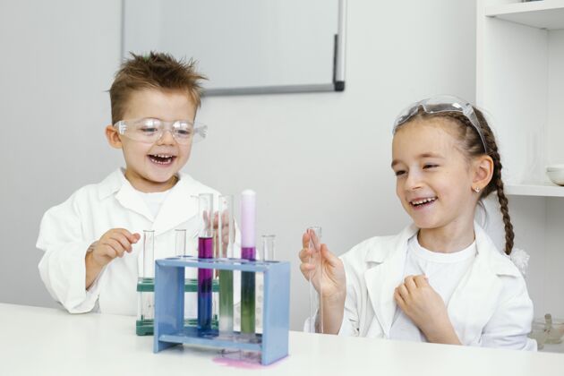 化学年轻的科学家们在实验室里做实验很开心知识教育实验室外套