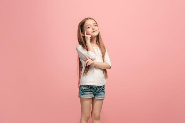 成人快乐的少女站在时尚的粉色工作室里 微笑着生活方式情绪化站立