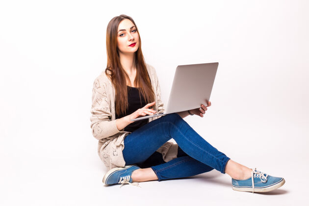 互联网年轻随意的女人坐下来微笑着拿着笔记本电脑欢呼电脑地板
