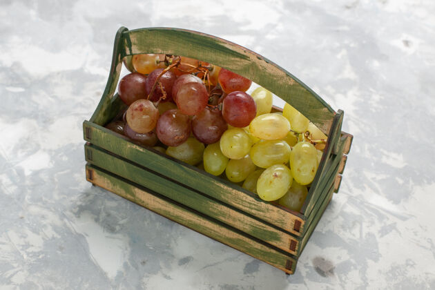 水果正面图：木质书桌内的新鲜葡萄葡萄里面醇香