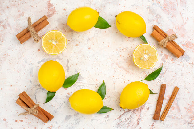 形状顶视图新鲜柠檬在一个圆形切割柠檬肉桂棒在明亮的孤立表面圆形柠檬棒
