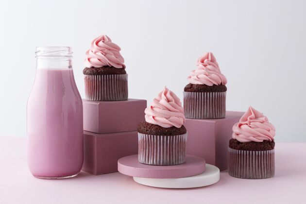 糖果搭配纸杯蛋糕和粉色饮料糖烘焙冰