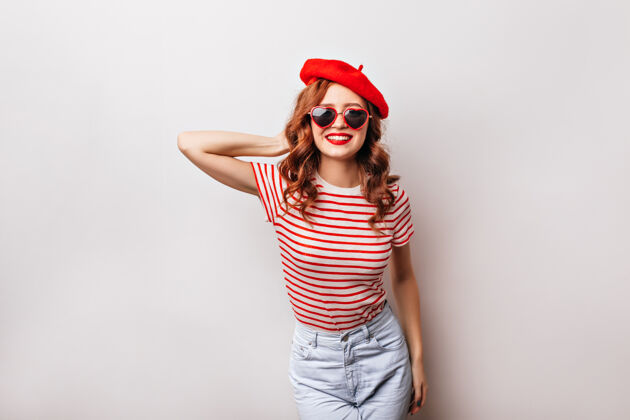 表情活泼的法国女孩 摆出美丽的笑容室内拍摄浪漫的红发女士戴贝雷帽头发深色微笑