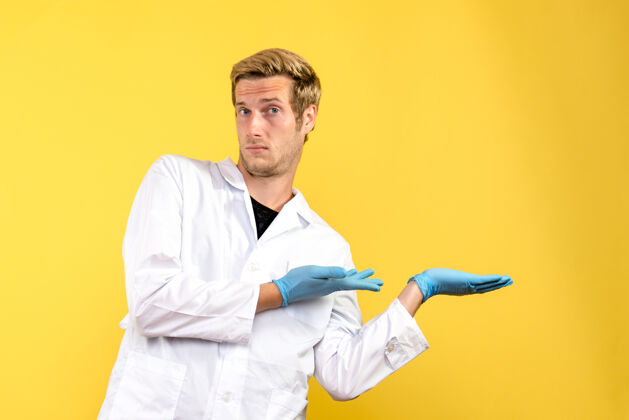 实验室外套前视图黄色背景上的男医生人类医疗科维德外套正面人