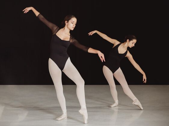 芭蕾舞专业芭蕾舞演员一起练习的侧视图女子水平表演