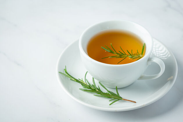谷物迷迭香热茶在杯中即饮产品杯子作物
