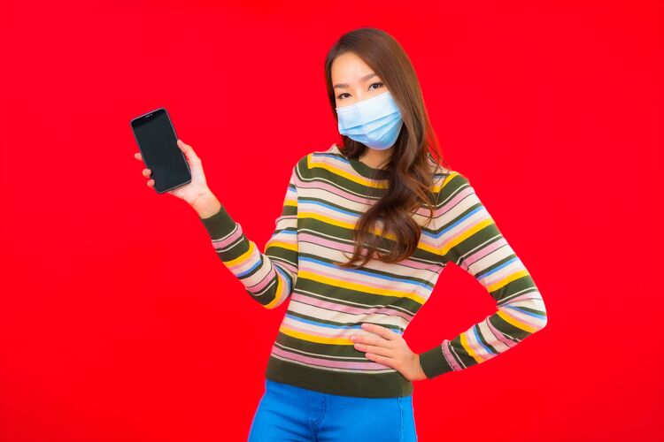 冠状病毒肖像美丽的亚洲年轻女子戴着手机面具保护covid19日语肺病毒