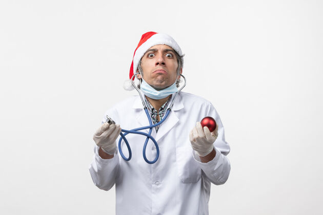 病毒男医生拿着塑料玩具病毒冠状病毒健康过年男医生护士圣诞节