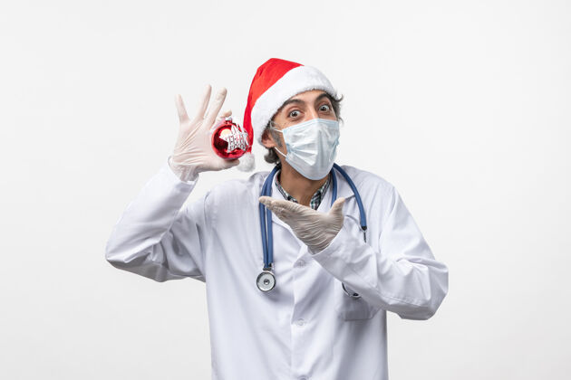 男医生正面图男医生戴着口罩和玩具上白墙病毒共价健康男人医生医院