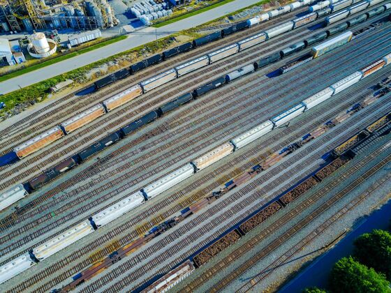 乘客铁路和汽车的空中拍摄集装箱运动轨道