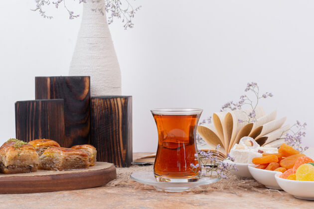 杏在大理石桌上放一杯茶 糖果和传统的各种烤肉视图糖传统