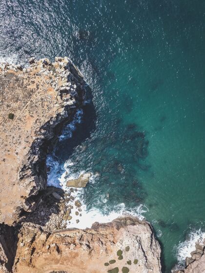 岩石悬崖和大海的鸟瞰图波浪空中放松