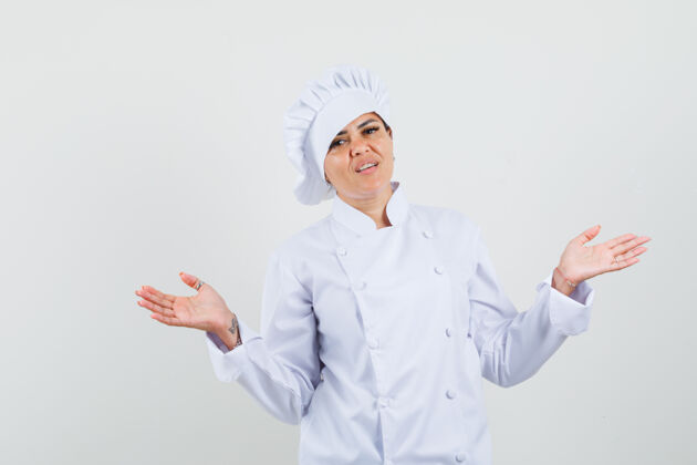 菜肴穿着白色制服的女厨师露出迷惑的姿势柜台手势美食
