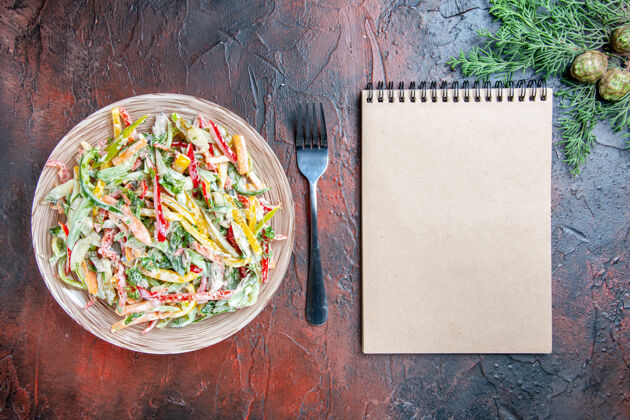 芽菜顶视图蔬菜沙拉在盘子叉记事本上暗红色的桌子餐厅记事本美食
