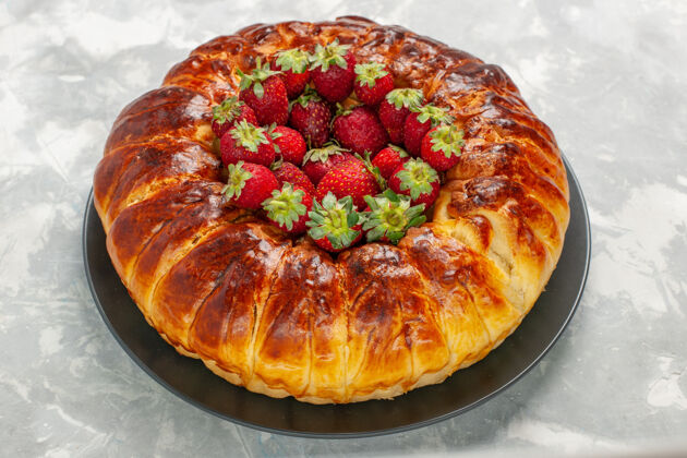 蛋糕白色桌子上有美味的草莓派和新鲜的红色草莓甜食正餐草莓