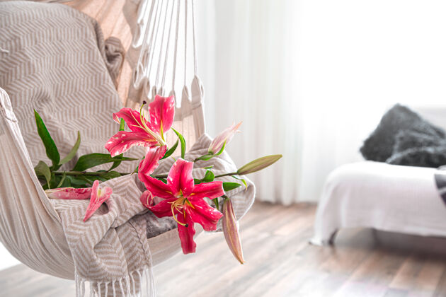 花卉房间里挂着一张吊床椅 是在家里放松的好地方地方斯堪的纳维亚休息