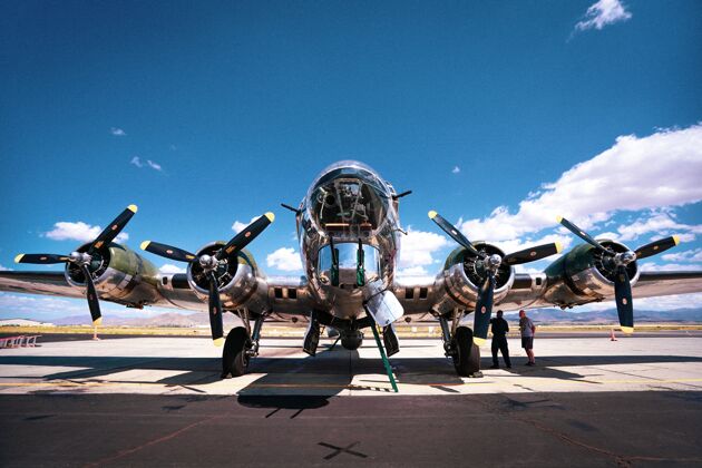 客机一架二战b-17轰炸机的低角度拍摄 拍摄于一个晴天的空军基地飞机起飞运输