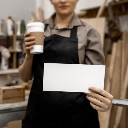 工作女木匠拿着咖啡和纸的正视图就业贸易工人