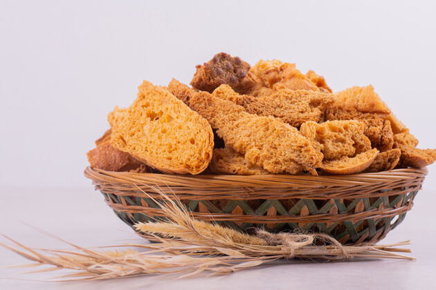 美味许多饼干放在麦穗的篮子里干食物棕色
