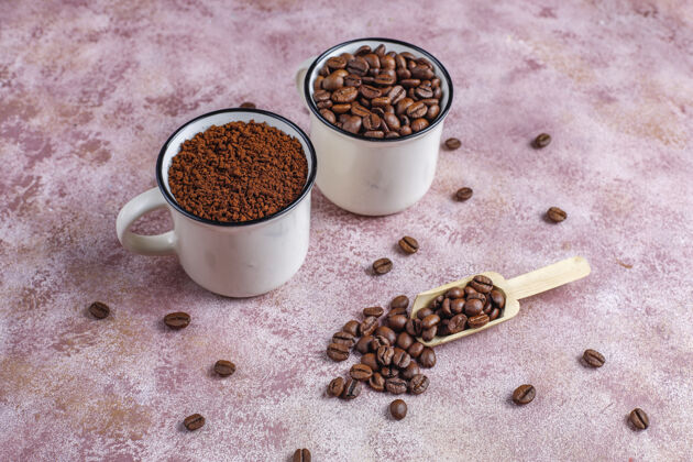 深色咖啡豆和磨粉整个食品早晨
