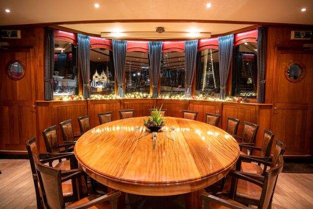 食物高角度拍摄的豪华餐厅圆桌与窗户夜晚花式椅子