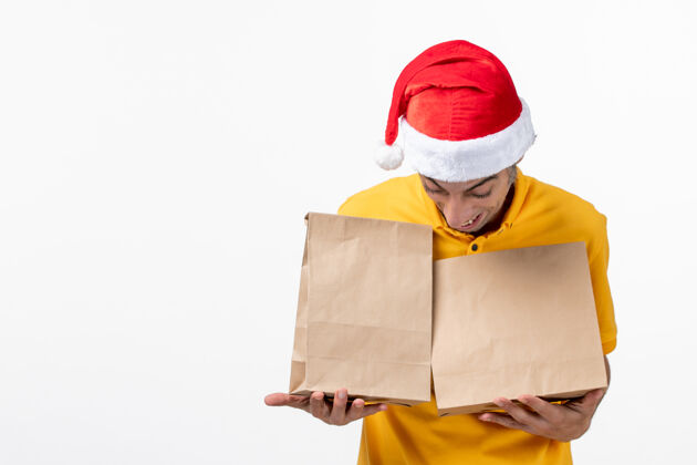 头盔正面图男快递员拿着食品包在白色地板上统一用餐服务工作男人服务包装
