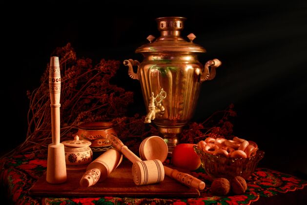老式静物艺术摄影概念与古董萨莫瓦仪式水壶木材