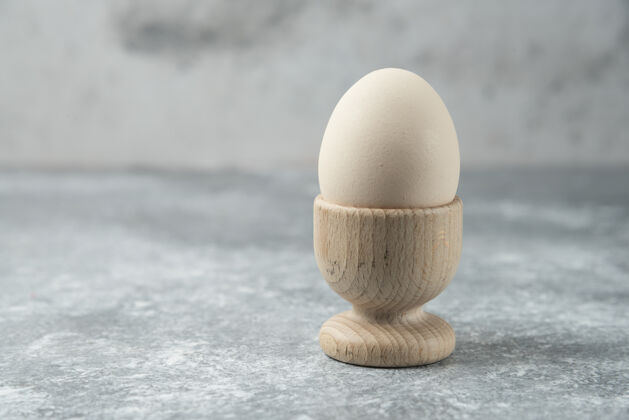 棕色生鸡蛋放在大理石桌上的木碗里食品农场家禽