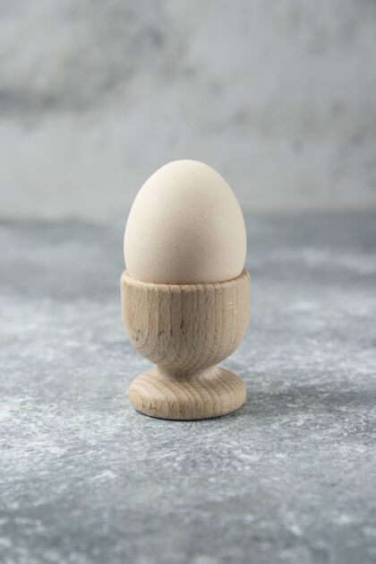 棕色生鸡蛋放在大理石桌上的木碗里食品家禽生的