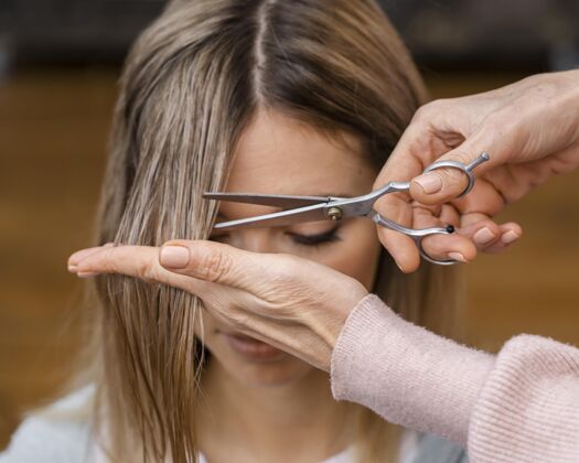 女性女人理发的前视图剪刀理发房子