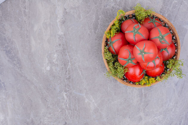 异国情调红色的西红柿放在大理石上的木盘里新鲜酸味生物