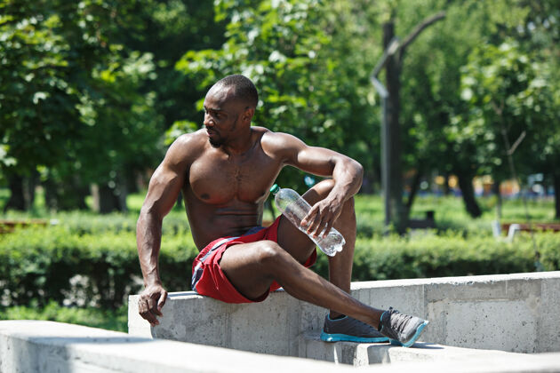 形状适合运动员在体育场运动后休息和喝水挑战非洲人