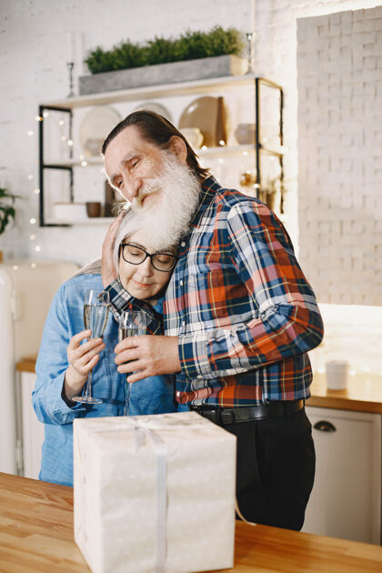 情侣年龄和人的概念退休男性礼物