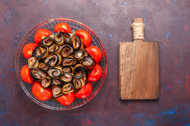 西红柿俯视图蔬菜餐切片和滚动番茄茄子在黑暗的背景菜早餐茄子