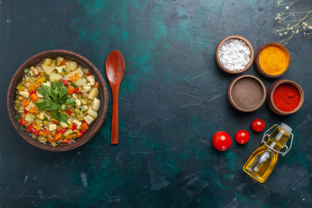 木头顶视图蔬菜汤与绿色一起调味品和橄榄油在黑暗的背景饭蔬菜勺子