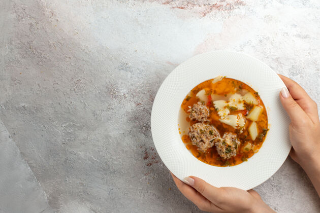 健康顶视图肉汤美味的面食和肉汤白色背景蔬菜汤背景