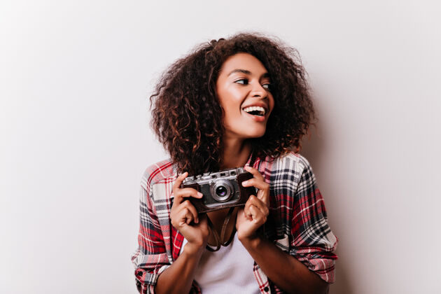 配饰快乐的女摄影师梦幻般的穿着格子衬衫拿着相机的非洲女人衬衫年轻非洲