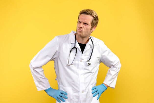 实验室外套正面图黄色背景上的男医生健康医学人类病毒病毒视图医学