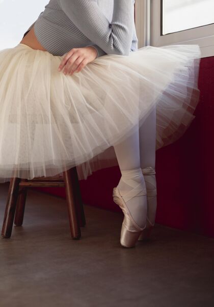 艺术侧视图芭蕾舞演员在短裙和尖头鞋旁边的窗口垂直裙子艺术家
