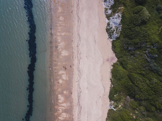 海岸线头顶拍摄的海滩和附近的保利泽湾在韦茅斯 英国海岛屿英国沙滩