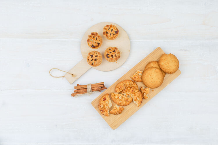 美食把肉桂和不同的饼干放在一块白板上圆形零食饼干