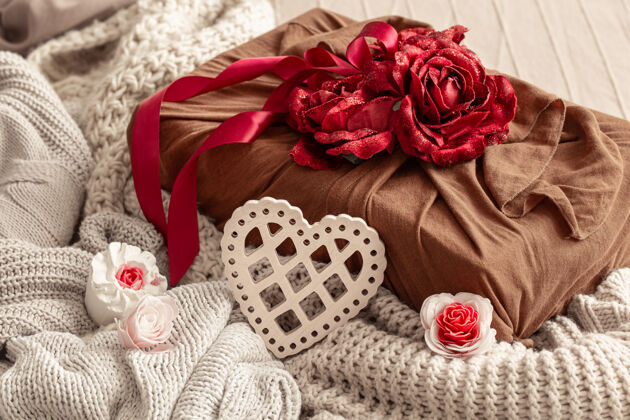 构图用丝带和装饰性玫瑰装饰的礼品盒情人节原创礼品包装盒子假日原创
