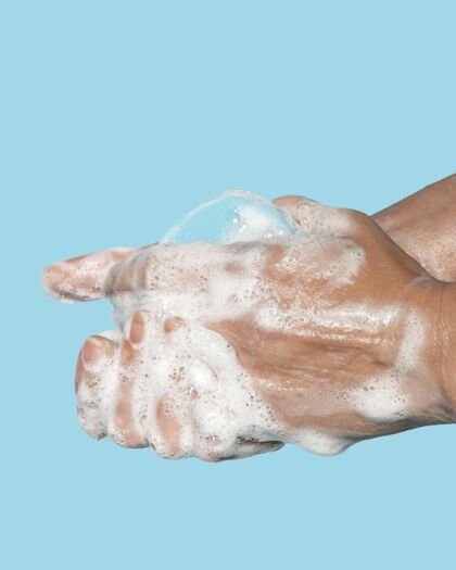 卫生侧着身子用肥皂洗手的人洗手健康小心