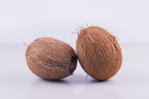 热带两个大的 棕色的白椰子天然素食食物